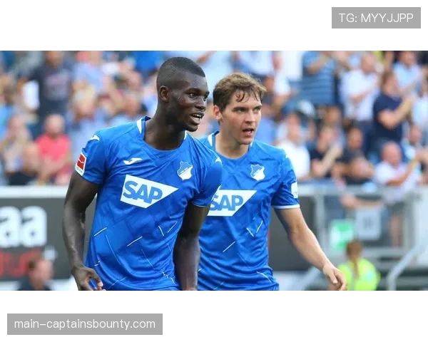 特写：沙尔克04球员在扳平比分后，跑动积极性明显提升